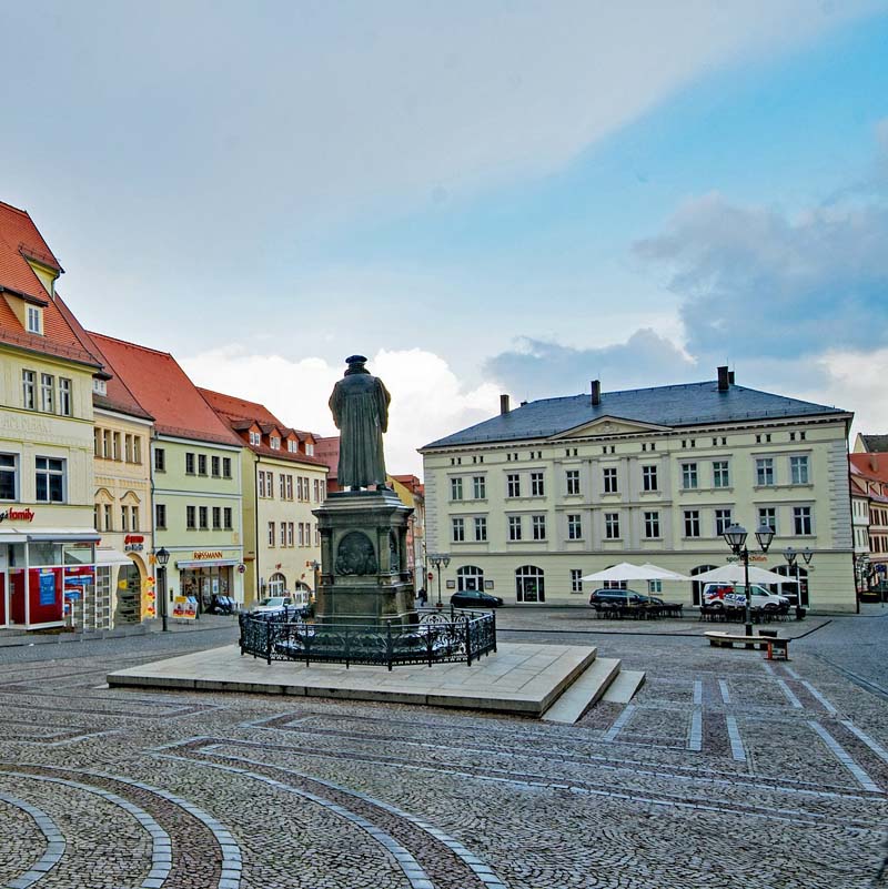 eisleben-standbeeld-luther-markt-rondreizen.nl