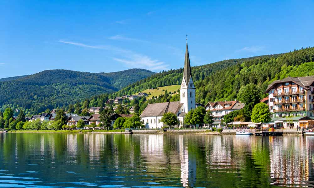 Blik op het plaatsje Titisee vanaf het gelijknamige meer