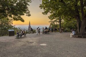 De Kanponenplatz van Freiburg met uitzicht op de kathedraal en daarachter de ondergaande zon