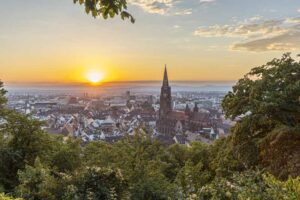 Panorama over Freiburg met zonsondergang