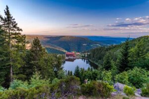 Panorama over de Mummelsee in het Zwarte Woud