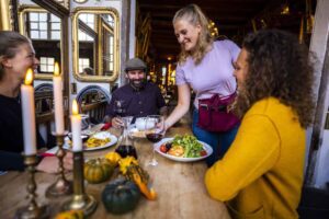 Serveerster bedient haar gasten in een gasthof