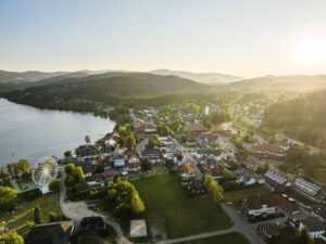 Uitzicht over Titisee-Neustadt aan het meer