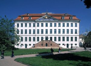 het witte gebouw van de Franckesche Stiftungen