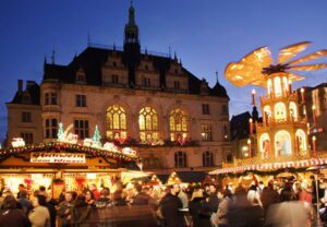Kerstmarkt van Halle bij avond