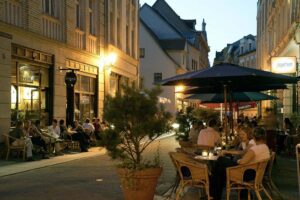 Gezellige terrasjes bij avond in de Kleine Ulrichstrasse