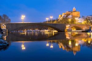 Burg Giebelstein bij avond aan de Saale